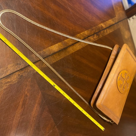 Tory Burch Tan Leather Crossbody Clutch with Gold Chain - Picture 4 of 11